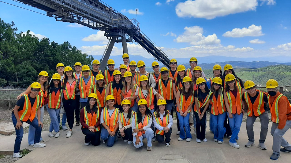 UFM-VISITA CEMENTOS PROGRESO-UFM DERECHO UFM-VISITA CEMENTOS PROGRESO-UFM DERECHO